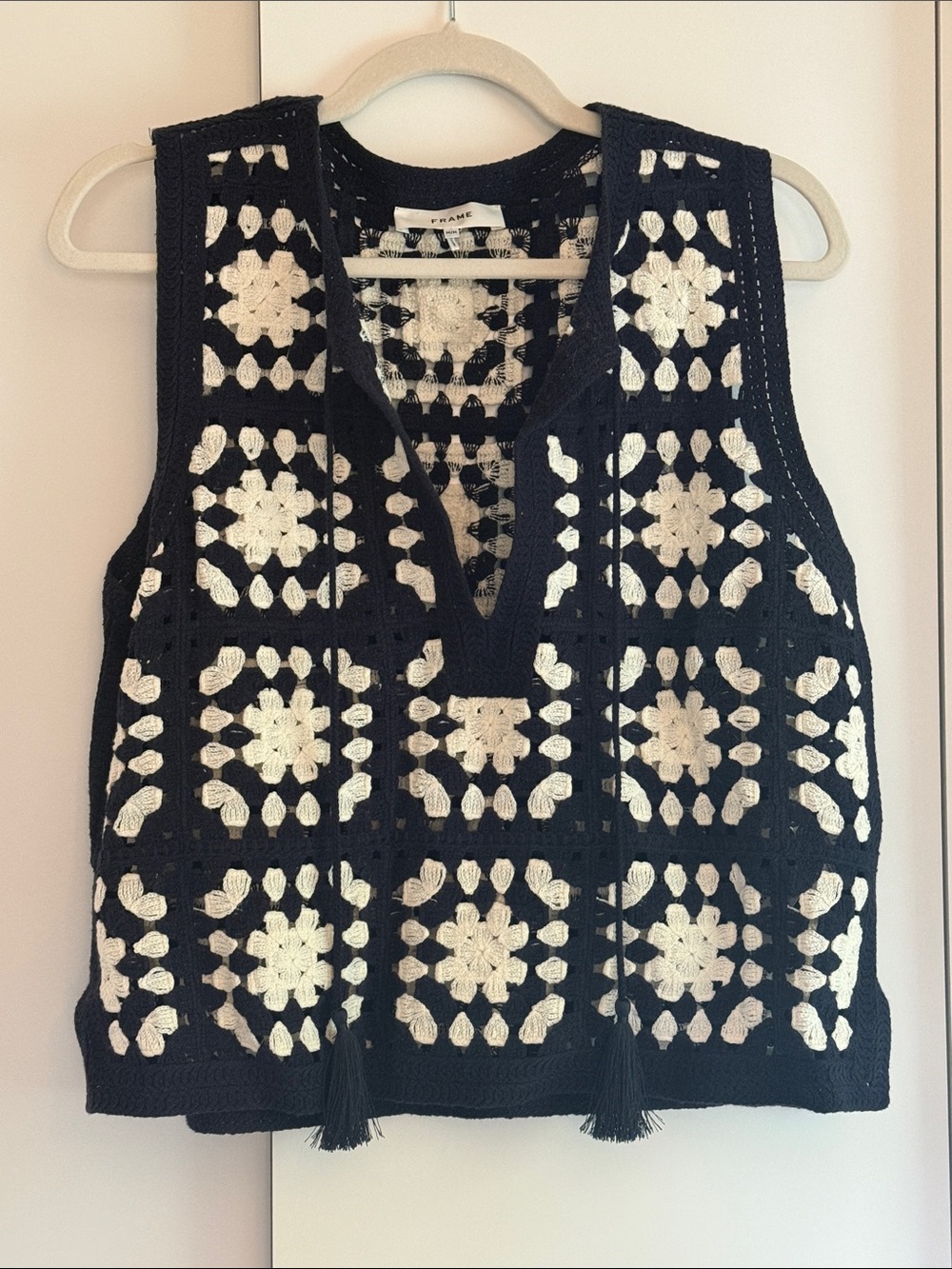 Frame Crochet V-Neck Tank Top - Navy & Cream